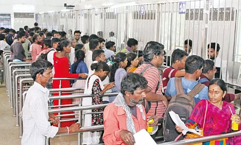 அலிபிரி, ஸ்ரீவாரிமெட்டு நடைபாதைகளில் திவ்ய தரிசன டோக்கன்கள் வழங்கும் பணி 2-வது நாளாக தொடங்கியது...!