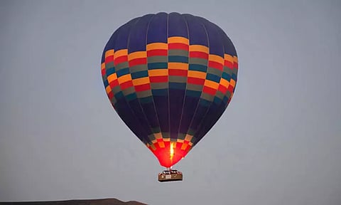 நடு வானில் பறந்து கொண்டிருக்கும் போது ஹாட் ஏர் பலுனில் திடீர் தீ விபத்து: உயிரை காப்பாற்றிக்கொள்ள கீழே குதித்ததில் 2 பேர் பலி