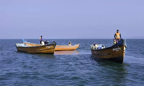 கச்சத்தீவு அருகே இலங்கை கடற்படையால் தமிழக மீனவர்கள் விரட்டியடிப்பு