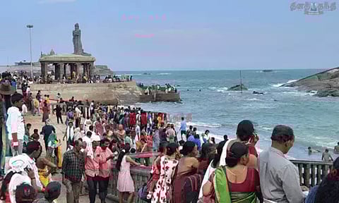 வார விடுமுறையொட்டி குமரியில் குவிந்த சுற்றுலாப்பயணிகள்