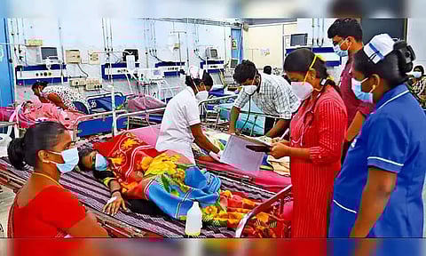 அரசு ஆஸ்பத்திரிகளில் பெரும்பாலானோர் முகக்கவசம் அணிந்தனர்