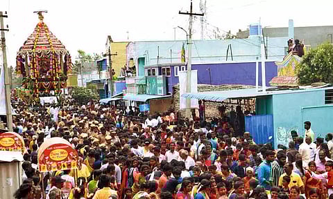 திருவாலங்காடு வடாரண்யேஸ்வரர் கோவில் தேரோட்டம் - ஆயிரக்கணக்கான பக்தர்கள் சாமி தரிசனம்