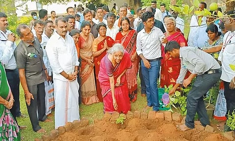 திருமுக்கூடல் கிராமத்தில் உள்ள பெருமாள் கோவிலில் மத்திய மந்திரி நிர்மலா சீதாராமன் சாமி தரிசனம்