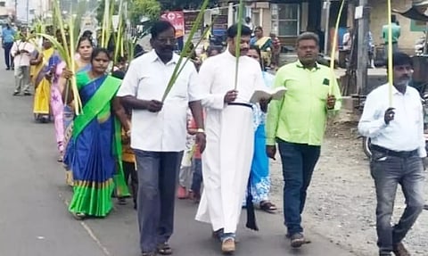 காங்கயத்தில் பகுதிகளில் கிறிஸ்தவ தேவாலயங்களில் குருத்தோலை ஞாயிறு பவனி ஊர்வலம் நடைபெற்றது.