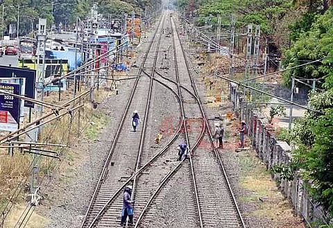 ரெயில் தண்டவாள பராமரிப்பு பணி தீவிரம்