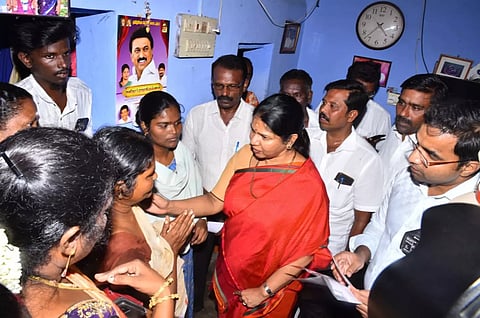 தற்கொலை செய்தபேரூராட்சி தூய்மை பணியாளர் குடும்பத்திற்கு ரூ.5 லட்சம் நிதியுதவி: கனிமொழி எம்.பி. வழங்கினார்