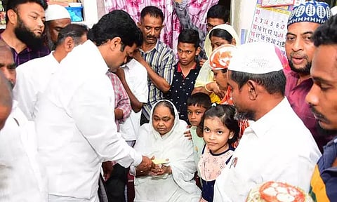 விழுப்புரத்தில் கொலை செய்யப்பட்டபல்பொருள் அங்காடி ஊழியர் குடும்பத்திற்கு நிதியுதவி