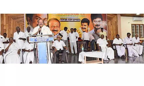 நடுவீரப்பட்டில்தி.மு.க. செயல்வீரர்கள் கூட்டம்அமைச்சர் எம்.ஆர்.கே. பன்னீர்செல்வம் பங்கேற்பு