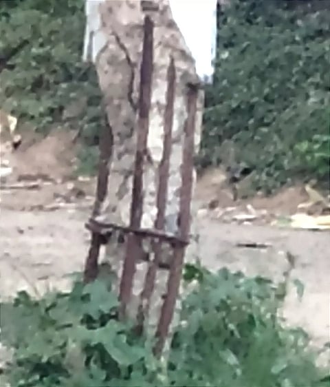 ஆபத்தான மின்கம்பத்தை மாற்ற வேண்டும்