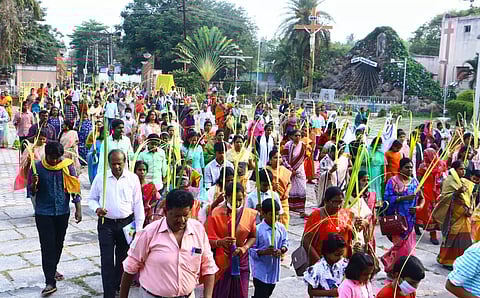 கிறிஸ்தவர்கள் குருத்தோலையுடன் ஊர்வலம்
