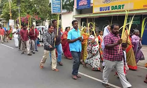 மாவட்டத்தில் குருத்தோலை ஏந்தி கிறிஸ்தவர்கள் பவனி