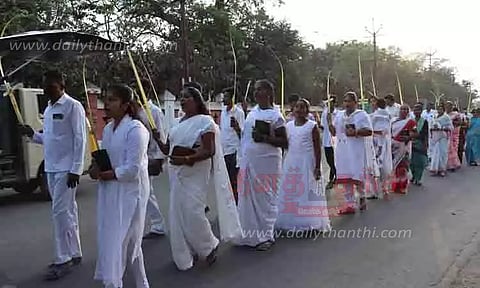 குருத்தோலை ஏந்தி கிறிஸ்தவர்கள் பவனி