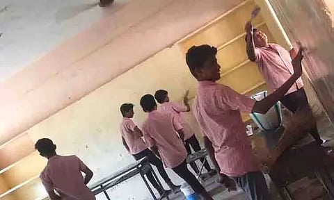 மேற்பனைக்காடு அரசு பள்ளியில் சொந்த பணத்தில் வகுப்பறைக்கு `பெயிண்ட்' அடித்த மாணவர்கள்
