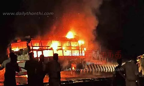 ஆம்னி பஸ் தீப்பிடித்து எரிந்தது