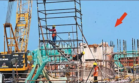 மெரினா கடற்கரையில் உள்ள காந்தி சிலை தற்காலிகமாக அகற்றம்