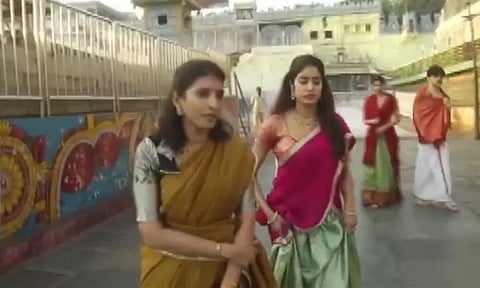 நம்மூர் பாவாடை தாவணியில்... காதலருடன் திருப்பதி கோவிலில் நடிகை ஜான்வி கபூர் சாமி தரிசனம்