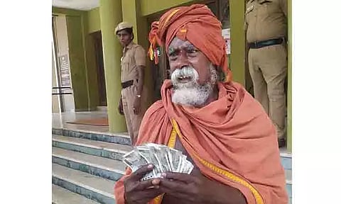 யாசகம் மூலம் கிடைத்த ரூ.10 ஆயிரத்தை முதல்-அமைச்சரின் பொது நிவாரண நிதிக்கு வழங்கிய முதியவர்