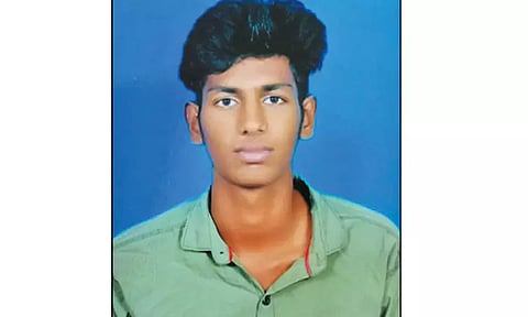 கல்லூரி மாணவர் தற்கொலை; செல்போன் பதிவுகள் முழுவதையும் அழித்தார்