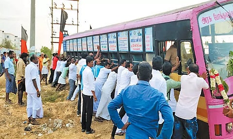 புதிய வழி தடத்தில் போக்குவரத்து தொடக்க விழா எம்.எல்.ஏ. ஓட்டிய பஸ் சாலையோர பள்ளத்தில் சரிந்தது