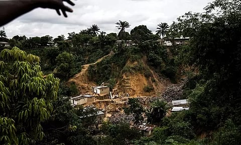 துணி துவைத்து கொண்டிருந்தபோது திடீர் நிலச்சரிவு: 20 பேர் பலி