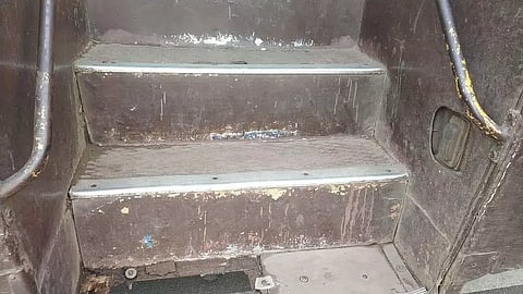 மார்த்தாண்டம் அருகே பரபரப்பு:அரசு பஸ் படிக்கட்டு உடைந்து விழுந்ததில் பயணி படுகாயம்