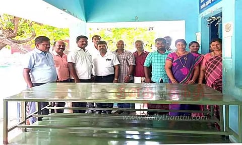 அரசு பள்ளிக்கு பெஞ்சுகள் வழங்கல்