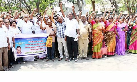 தொடக்க கூட்டுறவு வங்கி பணியாளர்கள்-சத்துணவு ஊழியர்கள் ஆர்ப்பாட்டம்