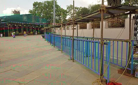 கும்பாபிஷேகத்தையொட்டி கோவிலுக்குள் பக்தர்கள் வந்து செல்ல தனிப்பாதை