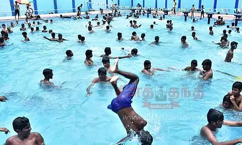 நீச்சல் குளத்தில் உற்சாக குளியல்