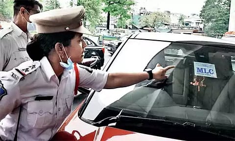 வாகனங்களில் அரசியல் கட்சி தொடர்பான ஸ்டிக்கர் ஒட்டினால் நடவடிக்கை