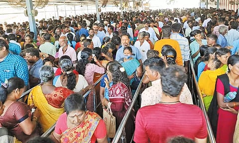 சிறுவாபுரி முருகன் கோவிலில் அலைமோதிய பக்தர்கள் கூட்டம் - 3 மணி நேரம் காத்திருந்து சாமி தரிசனம் செய்தனர்