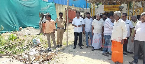 கோவில் அருகே ஆக்கிரமிப்பு கடைகள் அகற்றம் இந்து முன்னணியினரும் திரண்டதால் பரபரப்பு