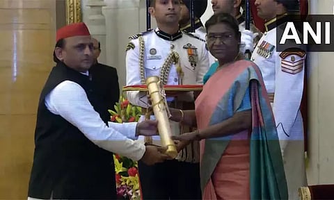 பத்ம விருதுகள் வழங்கும் விழா: முலாயம் சிங் யாதவுக்கு பத்ம விபூஷன் - அகிலேஷ் யாதவ் பெற்றுக்கொண்டார்