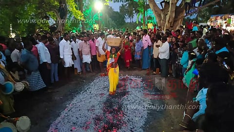 நாட்டறம்பள்ளி அருகே மாரியம்மன் கோவிலில் தீ மிதி விழா