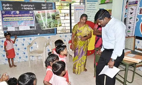 மாணவர் விடுதி, ரேஷன் கடை, அங்கன்வாடி மையங்களில் கலெக்டர் ஆய்வு