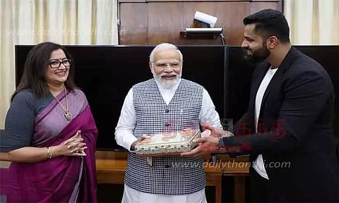 பிரதமர் மோடியுடன் சுமலதா எம்.பி. சந்திப்பு; மகனின் திருமண அழைப்பிதழ் கொடுத்தார்