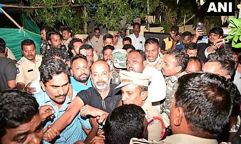 தெலுங்கானா மாநில பா.ஜ.க. தலைவர் கைது - மாநிலத்தின் அமைதியை சீர்குலைக்கும் வகையில் நடந்து கொண்டதாக குற்றச்சாட்டு
