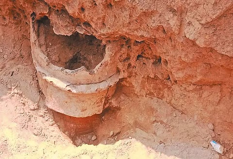 உத்திரமேரூர் அருகே கோவில் கட்டுமான பணியின்போது முதுமக்கள் தாழி கண்டெடுப்பு