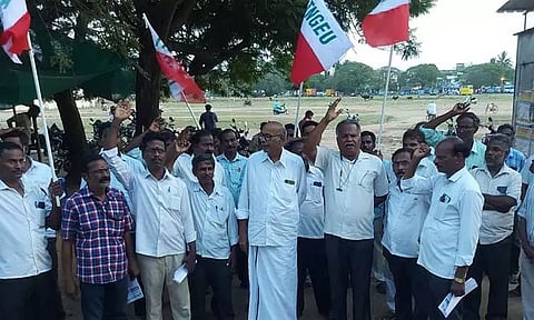 கடலூரில் அரசு பணியாளர்கள் கண்டன ஆர்ப்பாட்டம்