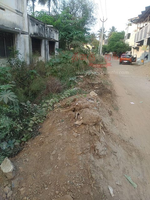 குவிந்து கிடக்கும் மண் குவியல் அப்புறப்படுத்தப்படுமா?