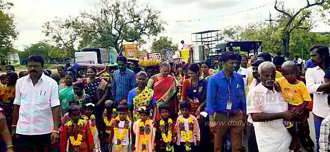 அரசு பள்ளிக்கு ரூ.2 லட்சம் சீர்வரிசை பொருட்கள்