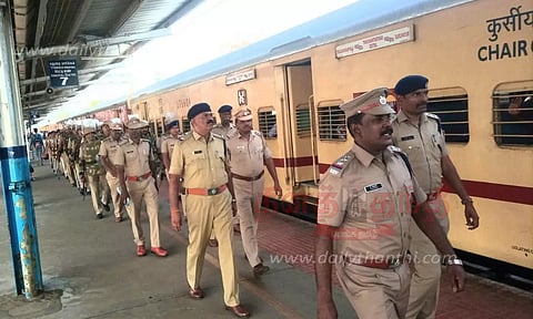 ரெயில்வே பாதுகாப்பு படை போலீசார் அணிவகுப்பு