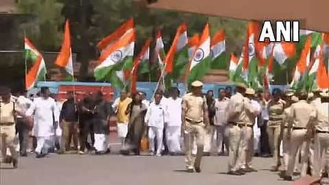 எதிர்கட்சிகள் இணைந்து நாடாளுமன்றத்தில் இருந்து விஜய்சவுக் வரை ஊர்வலம்