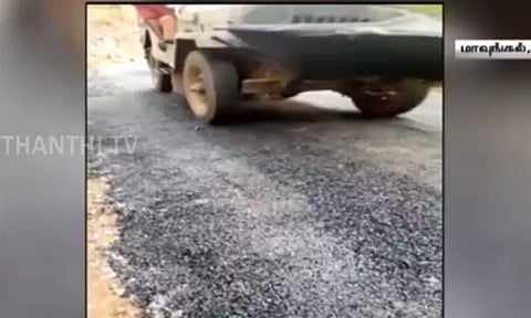 தார்ச்சாலை அமைக்கும் பணியில் ரோடு ரோலருக்கு பதிலாக ஜீப் மூலம் தார் சாலை..! சாலையின் தரம் குறித்து மக்கள் வேதனை...!