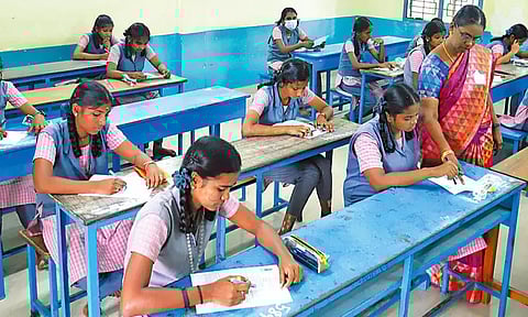 எஸ்.எஸ்.எல்.சி. மாணவ-மாணவிகளுக்கு பொதுத் தேர்வு தொடங்கியது - 9 லட்சத்துக்கும் மேற்பட்டோர் எழுதினர்