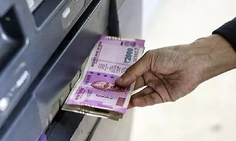 பணம் எடுக்க உதவுவதுபோல் நடித்து ஏ.டி.எம் கார்டை மாற்றிக்கொடுத்து ரூ.90 ஆயிரம் நூதன திருட்டு