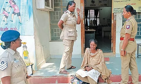 கணவர் குடும்பத்தாரிடமிருந்து குழந்தையை மீட்டுத்தரக்கோரி போலீஸ் நிலையத்தில் பெண் தர்ணா போராட்டம்