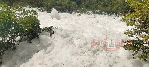 ஓசூர் அருகே தென்பெண்ணை ஆற்றில்ரசாயனம் கலப்பால் நுரையாக செல்லும் கழிவுநீர்விவசாயிகள் கவலை