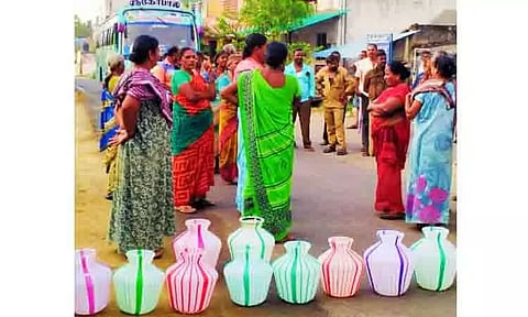 குடிநீர் கேட்டு காலிக்குடங்களுடன் பெண்கள் மறியல்