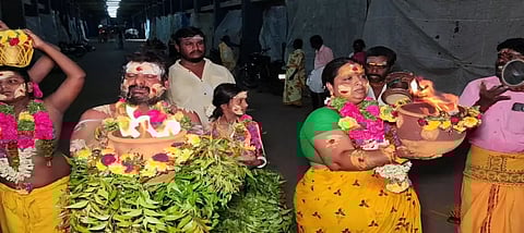 அக்னி சட்டி ஏந்தி சமயபுரம் மாரியம்மனை வணங்கிய நடிகர் கஞ்சா கருப்பு